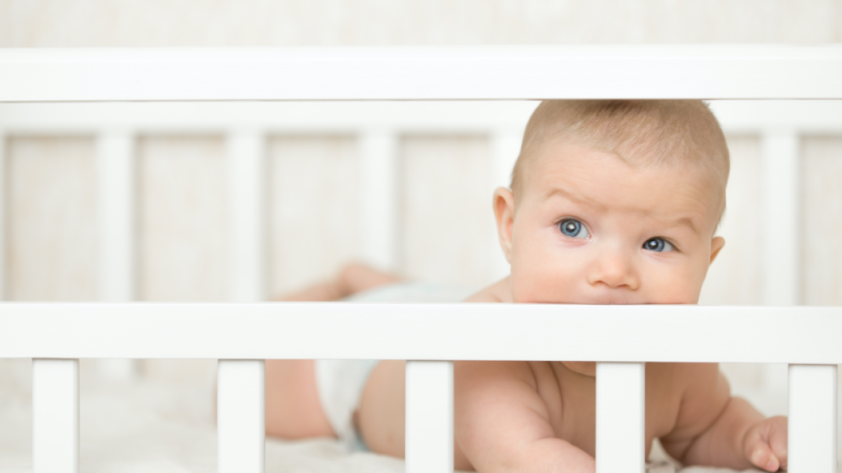 Imatge d'un nadó al seu bressol.