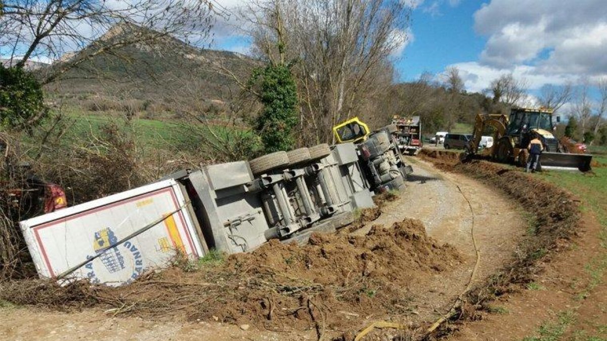 Imatge del camió caigut al canal de reg.