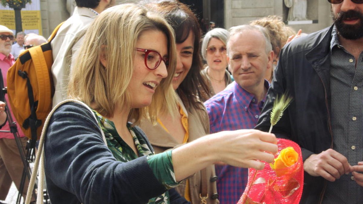 La portaveu de Junts per Catalunya, Elsa Artadi, amb una rosa groga a la Plaça de Sant Jaume, el passat 23 d'abril.