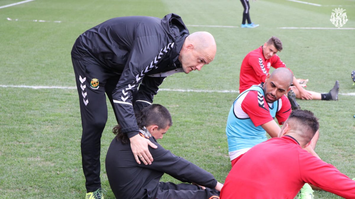 L'entrenador del Nàstic, Nano Rivas, dóna instruccions a Javier Galera durant l'entrenament.