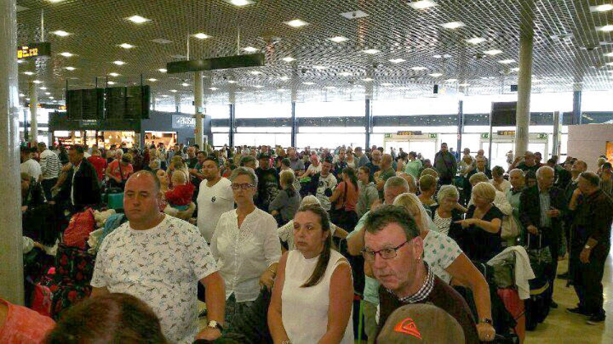 Imatge de les cues que s'han produït aquest dimarts a l'aeroport de Reus.