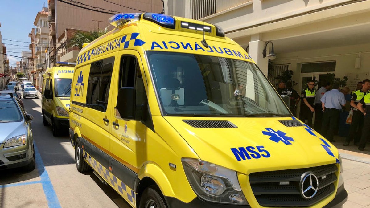Pla general de la nova ambulància de l'Ametlla de Mar, davant del consistori. Imatge del 25 de juny de 2018 (horitzontal)