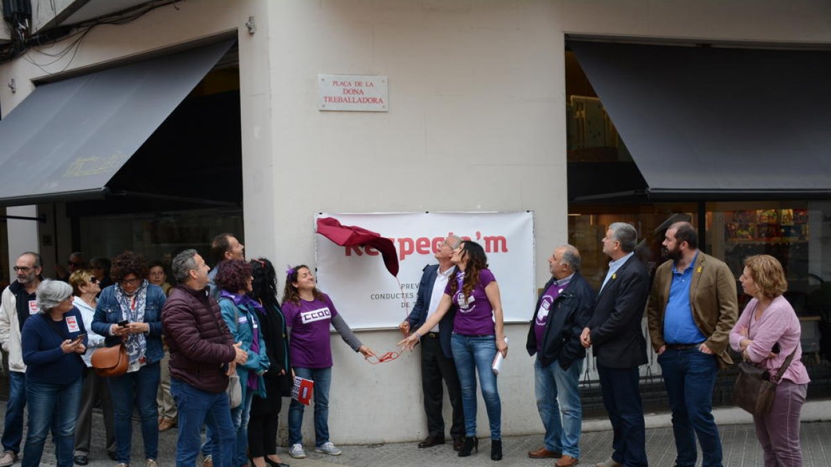 Instant en què s'ha destapat la placa del nom de la plaça.