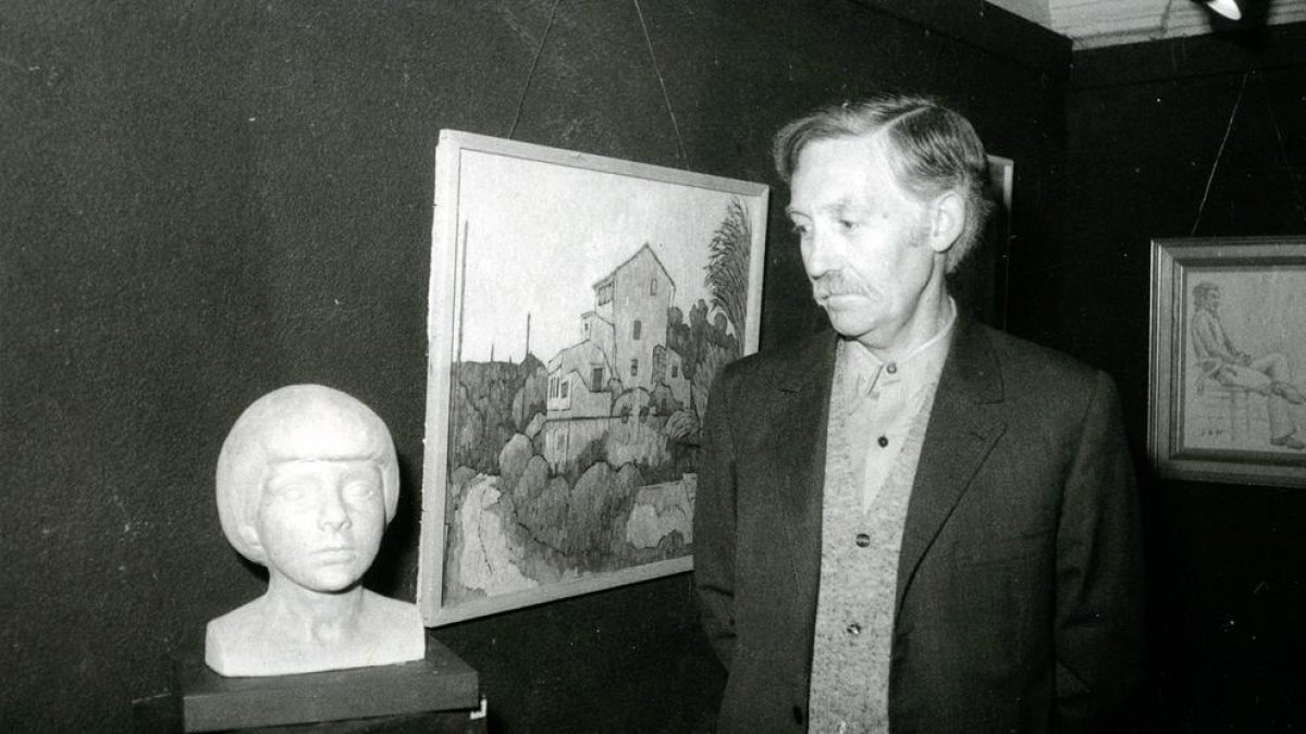 Ignasi Ferré, en una imagen de archivo de los años 70, en una exposición con una de sus obras.