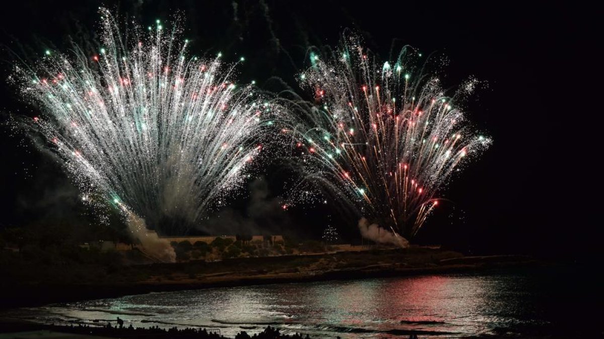 Un dels focs que ha disparat la pirotècnia aquesta nit