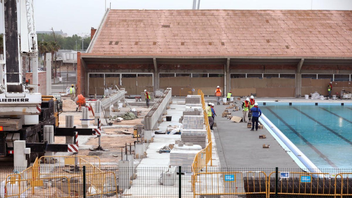 En aquest punt es trobava ahir la construcció de les graderies de la piscina olímpica.