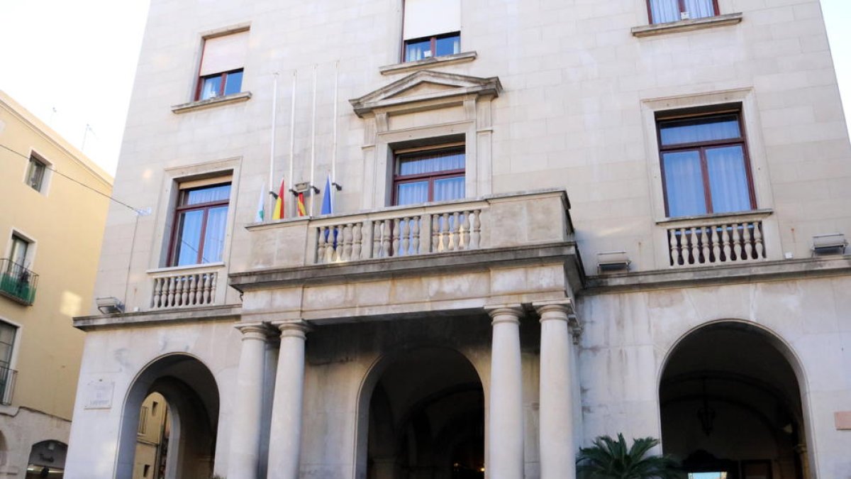 Pla general de la façana de l'Ajuntament de Figueres.