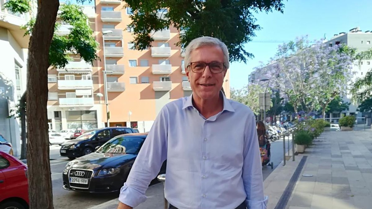 El alcalde de Tarragona, Josep Fèlix Ballesteros, en la calle Francesc Bastos.