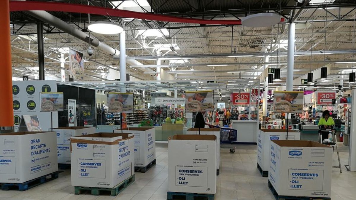 Els Carrefours de Reus i Tarragona disposaven de caixes per guardar els aliments donats