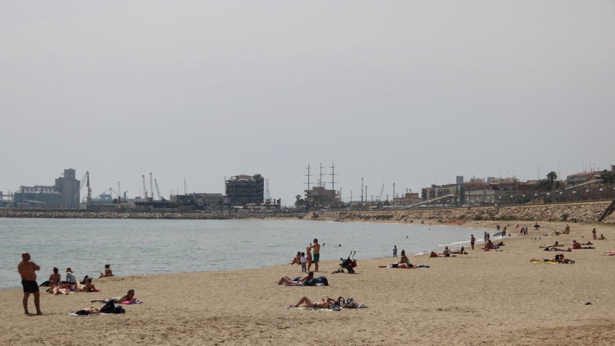 Pla obert de la platja del Miracle a Tarragona amb diversos banyistes.