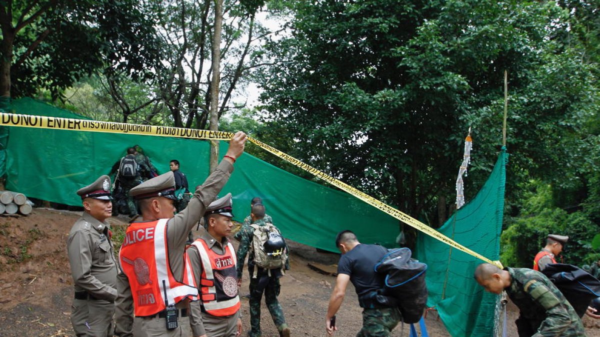 La policia i els equips de rescat de Tailàndia