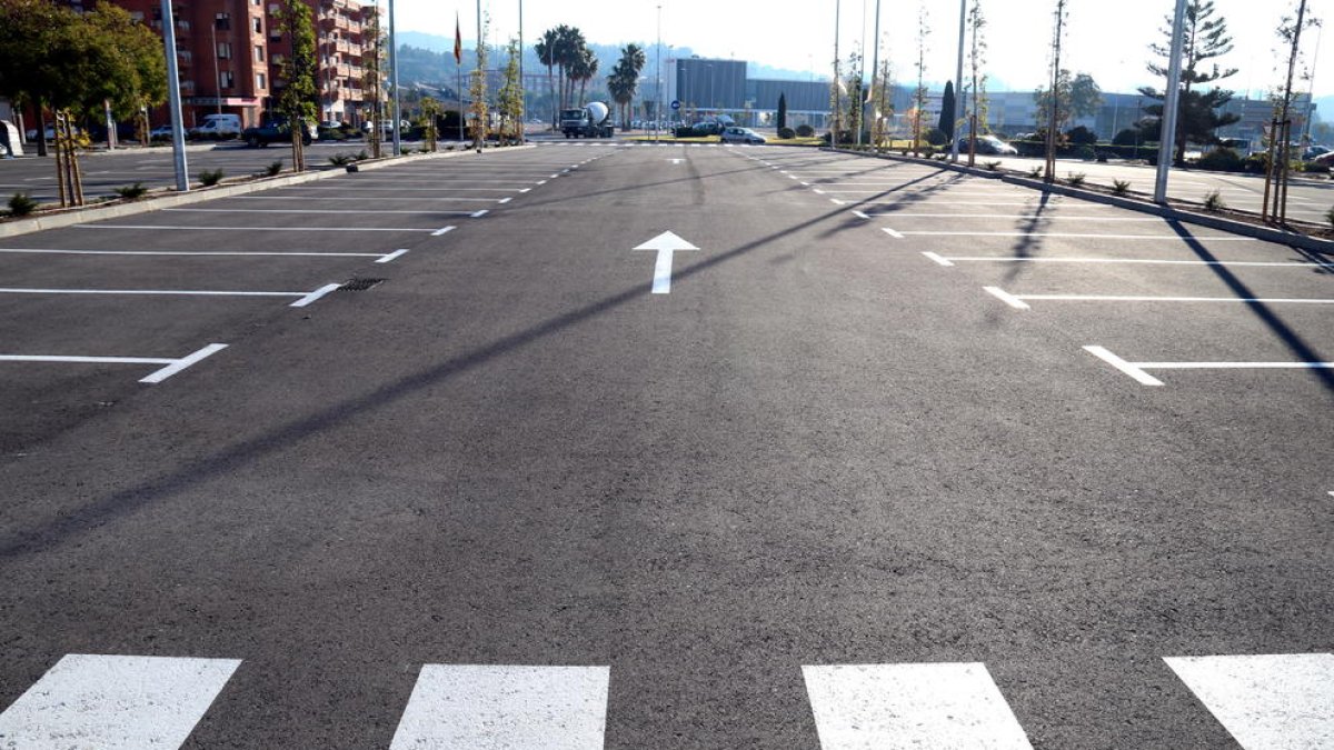 Plano general del aparcamiento de enlace con el Hospital de Tortosa vacío, con un solo vehículo aparcado a la parte superior izquierda.
