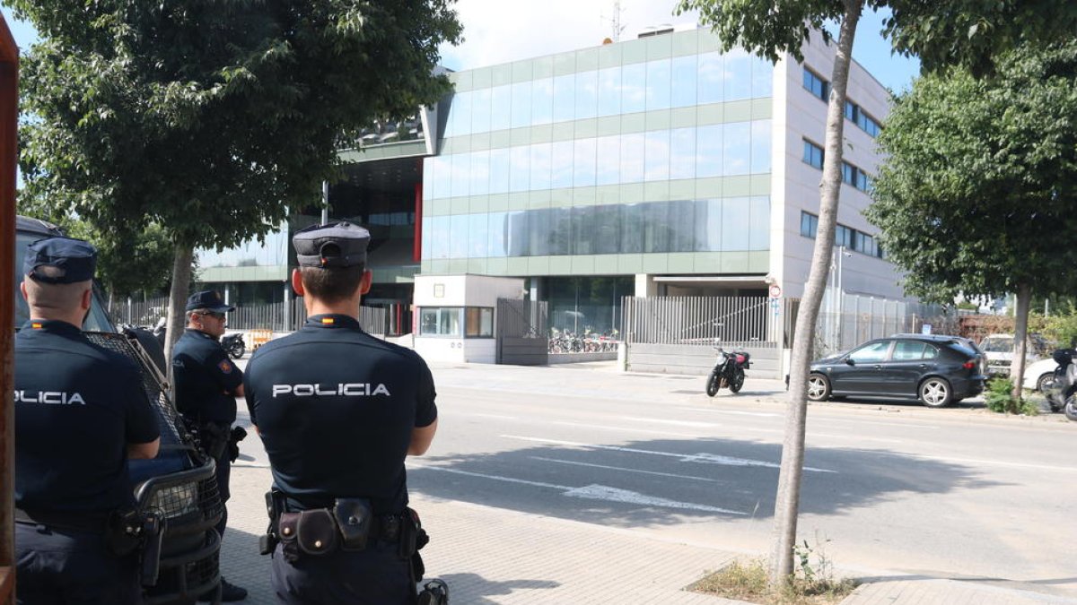 Agentes de la policía española, el 12 de junio del 2016 delante de la sede del CTTI.