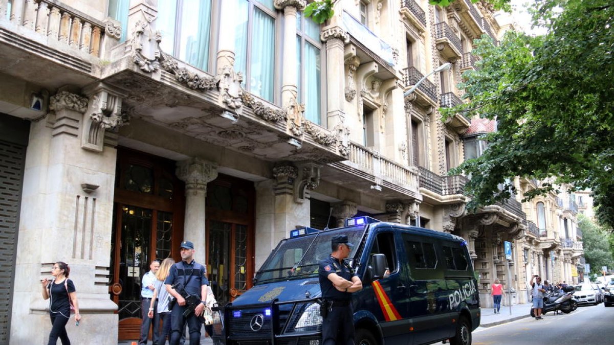 Una furgoneta de la policia espanyola davant la seu del Departament d'Economia just després d'acabar el registre.