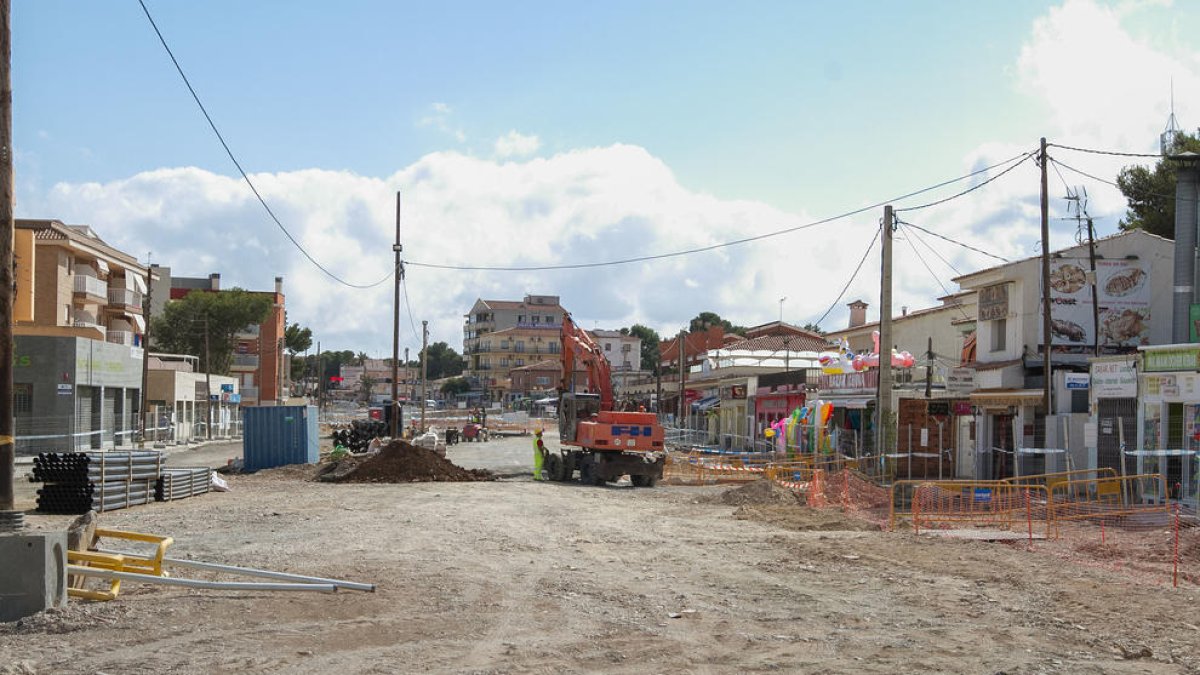 Es treballa en un tram de gairebé un quilòmetre per convertir l'antiga N-340 en una rambla que donarà prioritat als vianants i a les zones verdes.