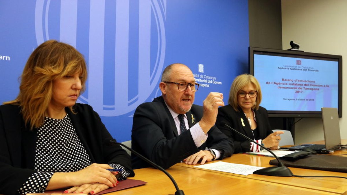 El secretario de Empresa y Competitividad, Joan Aregio, con la directora territorial, Carme Mansilla, y la directora de la Agencia Catalana del Consumo, Montserrat Ribera, durante la presentación del balance de 2017.