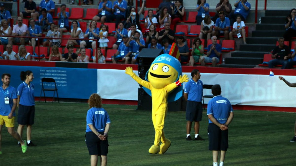 Pla obert de la mascota dels Jocs Mediterranis, Tàrracus, en la cloenda de l'esdeveniment a Tarragona, saludant. Imatge de l'1 de juliol de 2018