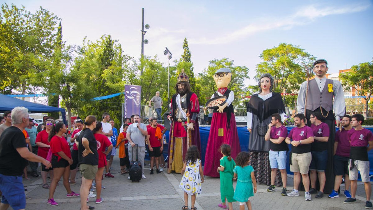 Un instant del bateig del gegant del barri Gaudí, el Marcelino, acompanyat dels seus padrins.