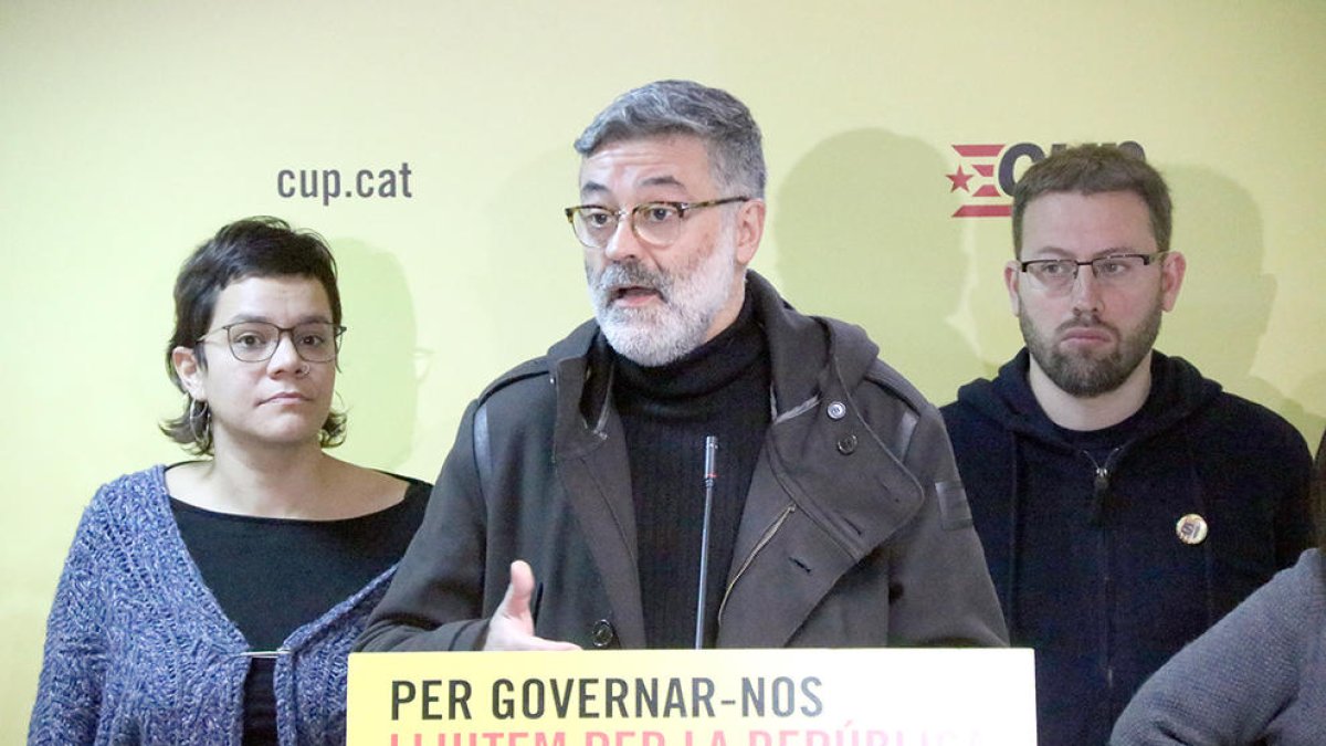 Los diputados electos de la CUP Carles Riera, Vidal Aragonés y Natàlia Sanchez en rueda de prensa.