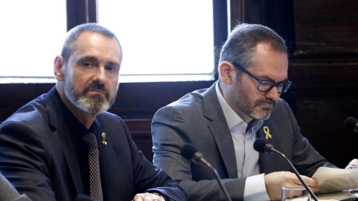 El vicepresident primer del Parlament, Josep Costa, i el secretari primer, Eusebi Campdepadrós, en una reunió de la Mesa.