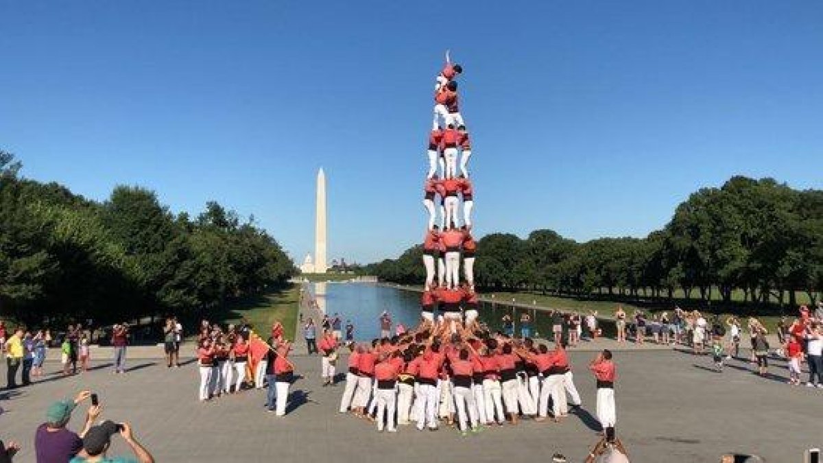 La Vella dels Xiquets de Valls davant del Lincoln Memorial, on ha descarregat un castell -un 4 de 8- amb el Washington Monument i el Capitoli de fons.