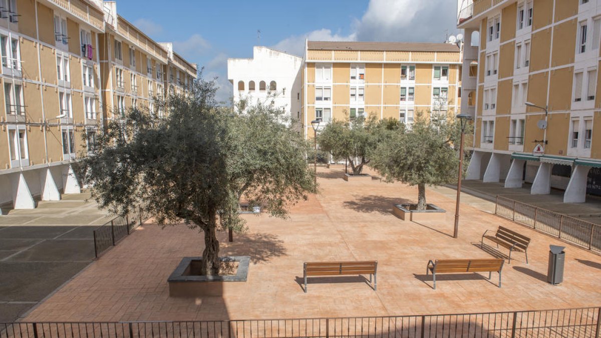 Imatge de la plaça Juan Ramon Jiménez de Constantí ja renovada.