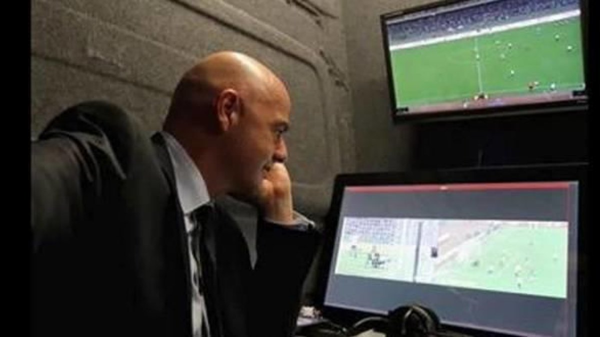 El presidente de la FIFA, Gianni Infantino, comprobando el funcionamiento del VAR.