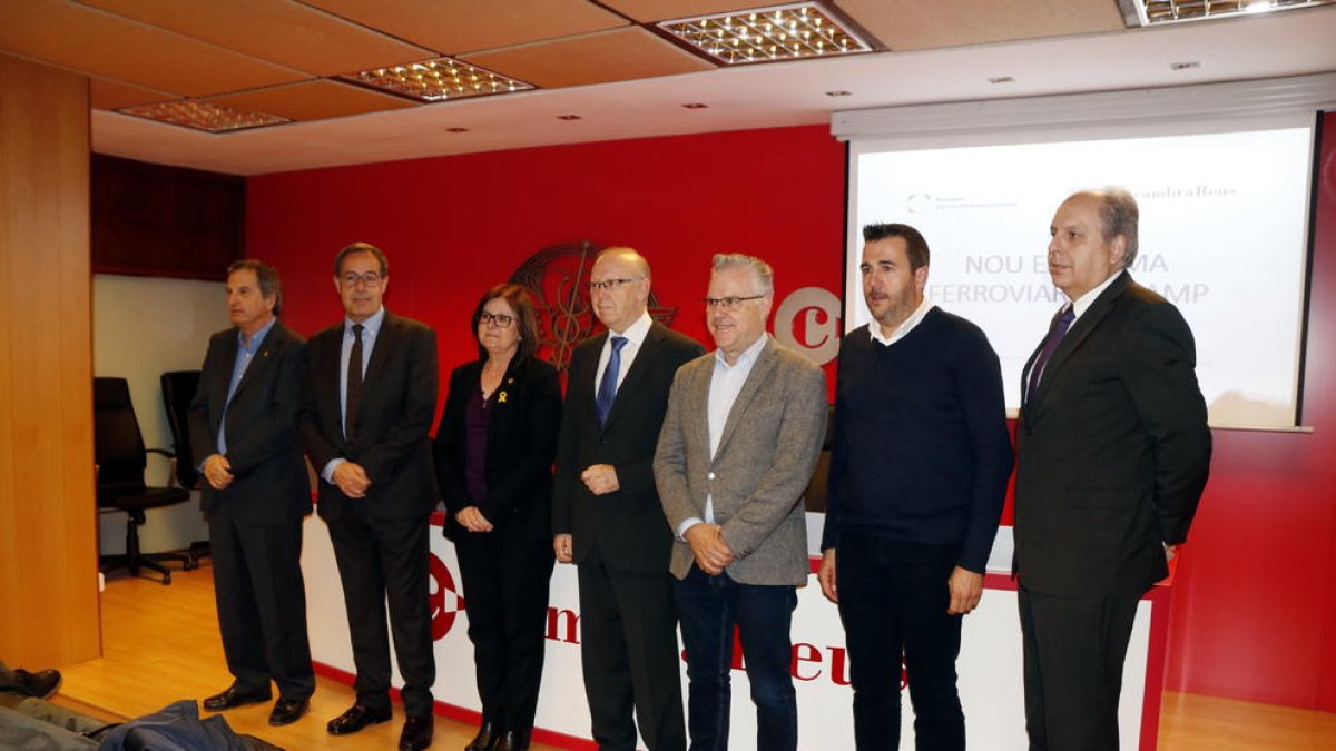 Pla general dels alcaldes de Salou, Cambrils, Mont-roig i Vandellòs, amb els presidents de la Cambra de Reus i el Cercle d'Infraestructures, i l'enginyer Fèlix Boronat, abans d'iniciar el debat. Imatge del 21 de març del 2018