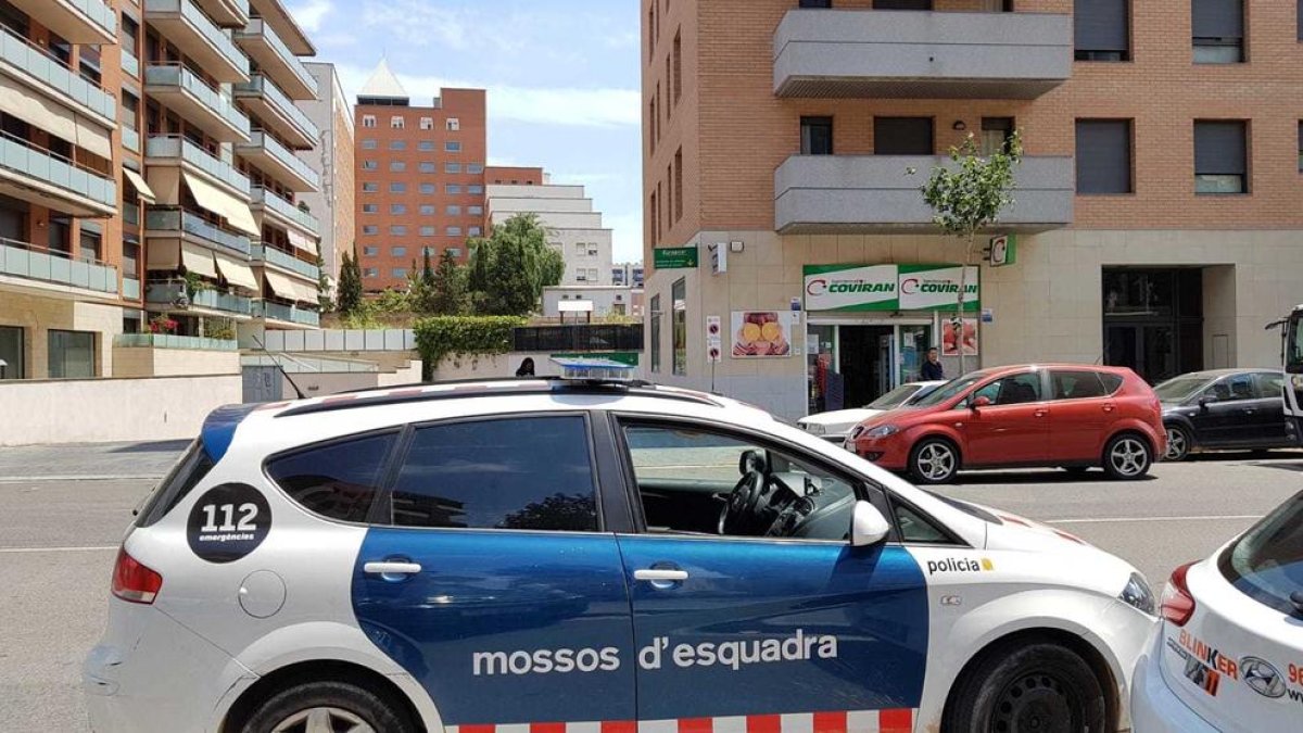 Els Mossos d'Esquadra, davant del supermercat on s'ha produït l'atracament.