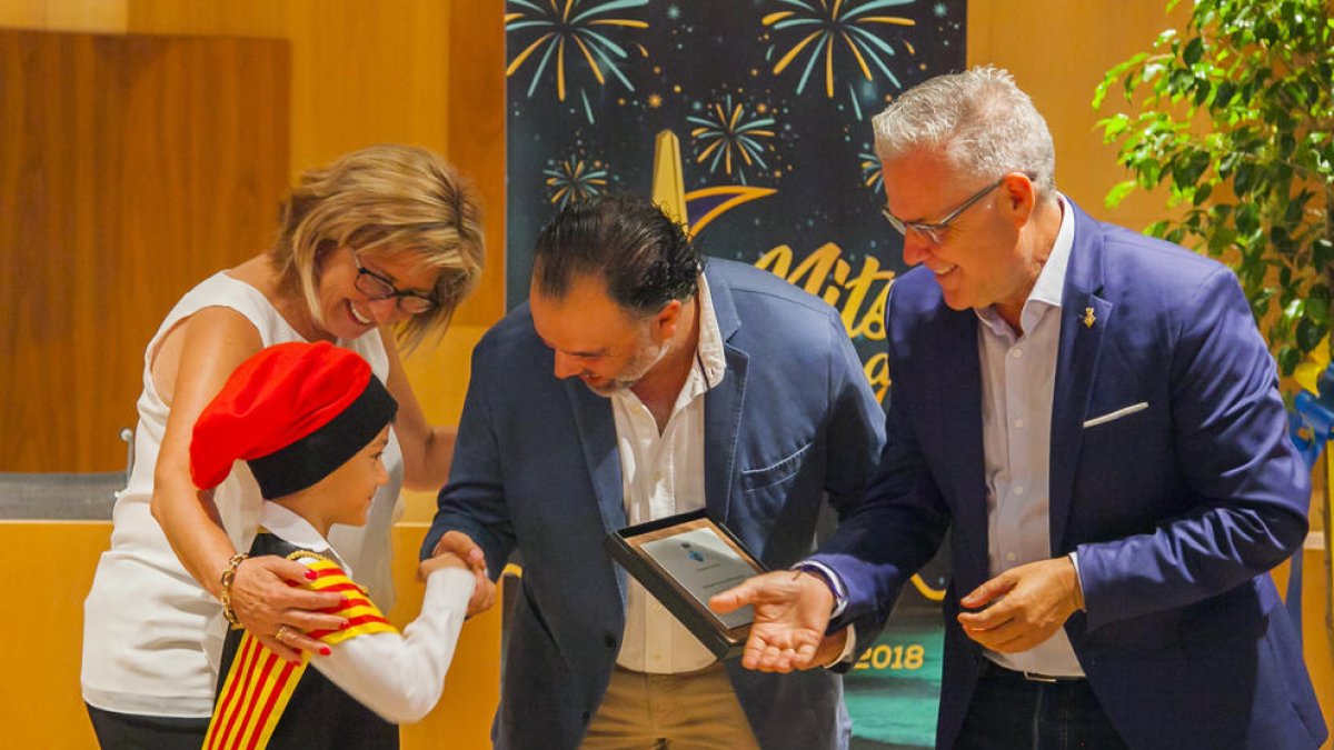 El heredero de Salou entrega una placa conmemorativa a Fernando de Yarza, bajo la atenta mirada de la concejala Maria José Rodríguez y el alcalde, Pere Granados.
