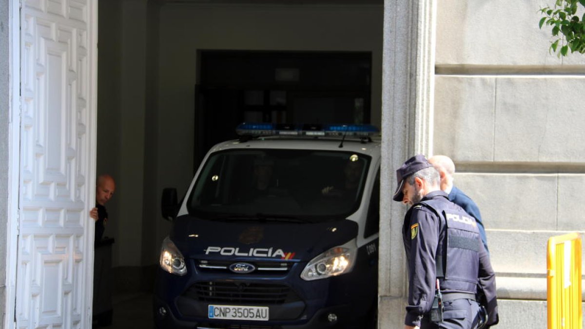 Imatge de la furgoneta que ha traslladat a l'expresidenta del Parlament, Carme Forcadell, i el conseller destituït, Jordi Turull, al Tribunal Suprem.