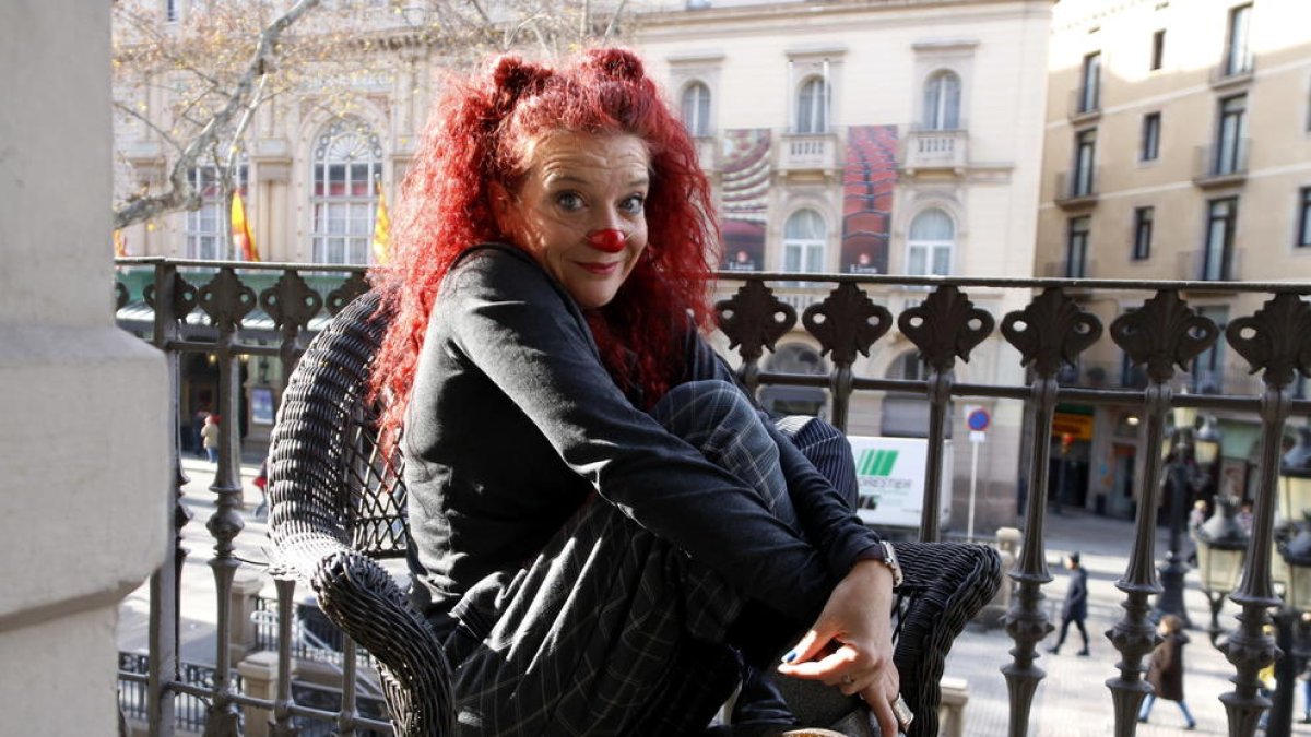 Pepa Plana descansa en una cadira, en un balcó de la Rambla de Barcelona.