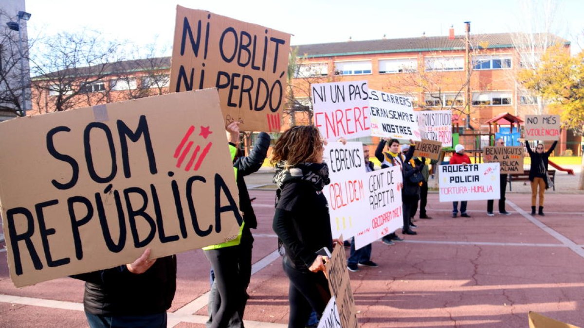 Diverses persones s'han concentrat amb pancartes davant els jutjats d'Amposta.