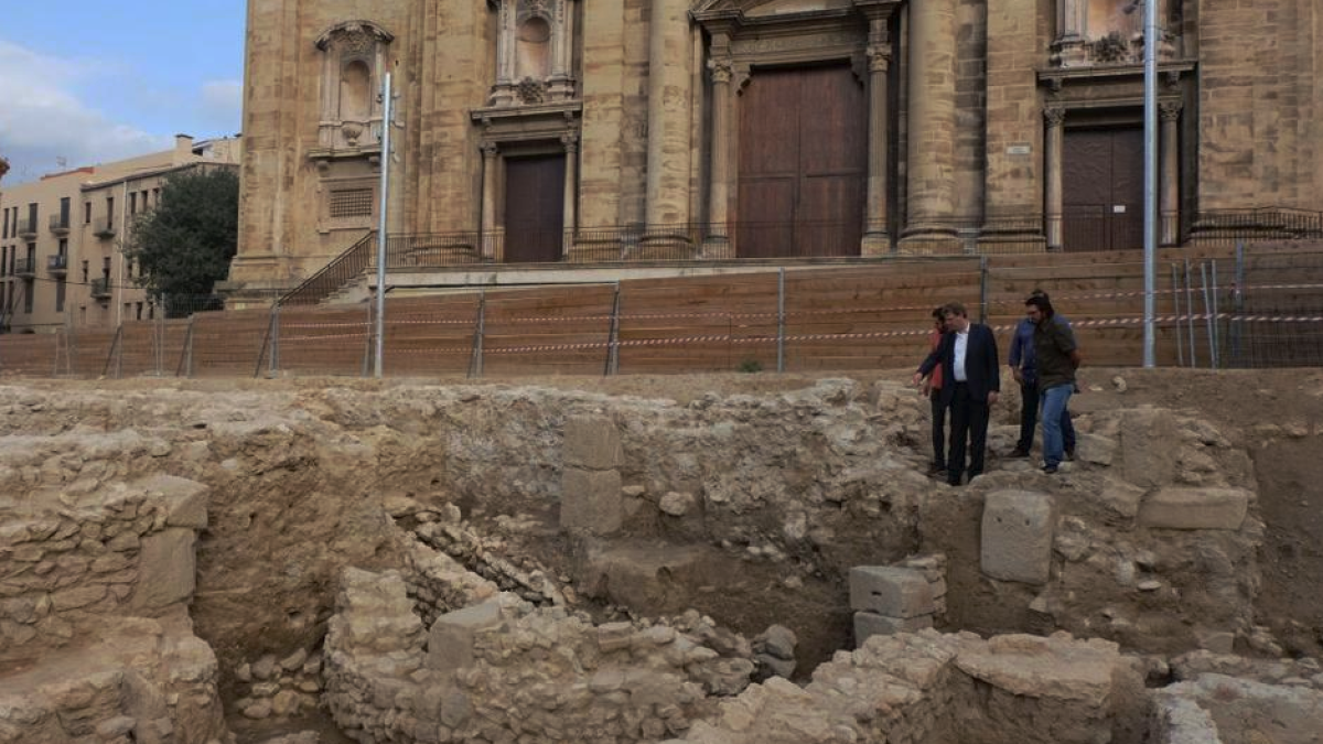 Imagen de archivo de las excavaciones que se hicieron delante de la catedral.