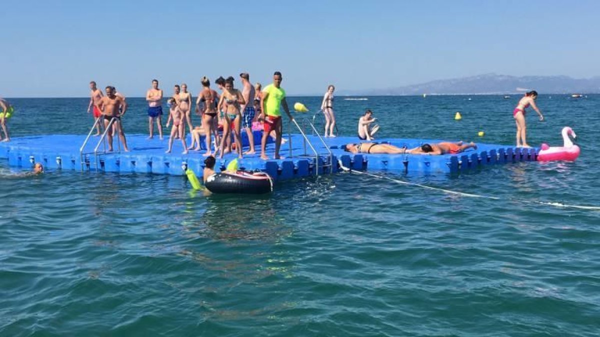 Una de les plataformes flotants intal·lades a les platges de Salou.