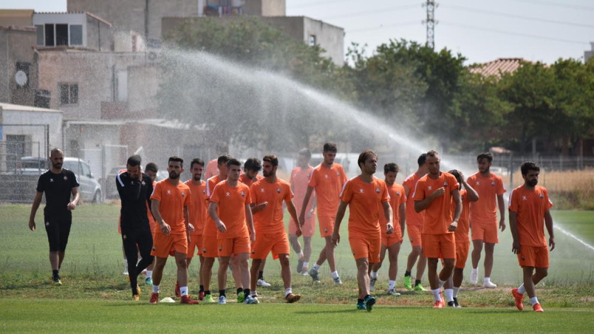 Els futbolistes del CF Reus, durant la sessió matinal que es va desenvolupar a l'annex de l'Estadi Municipal, sota una calor asfixiant.