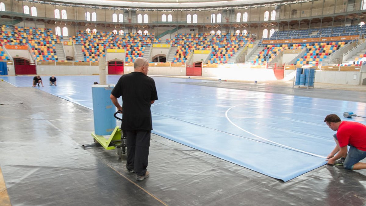 Preparació de la pista per testar la TAP amb motiu de la final de la Copa Asobal, l'agost del 2014.