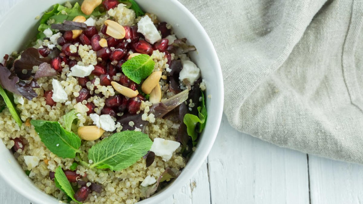 Ensalada de quinoa, menta y granada