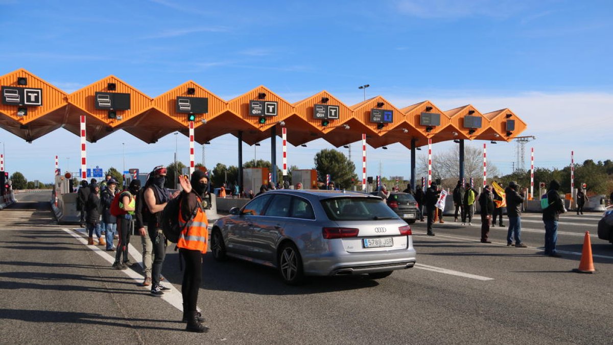 Pla obert de l'acció del CDR al peatge del Vendrell, amb diversos participants obrint pas als cotxes. Imatge de l'1 d'abril de 2018