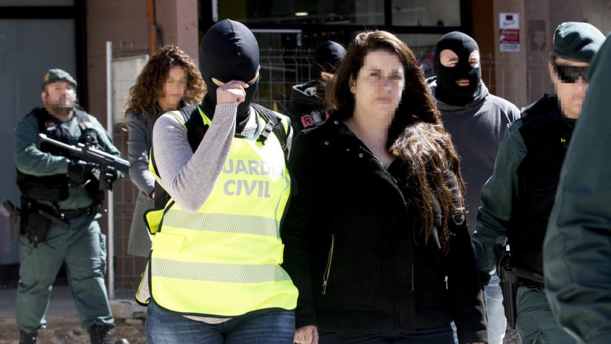 La Guardia Civil traslladanat a la detenida de Viladecans.