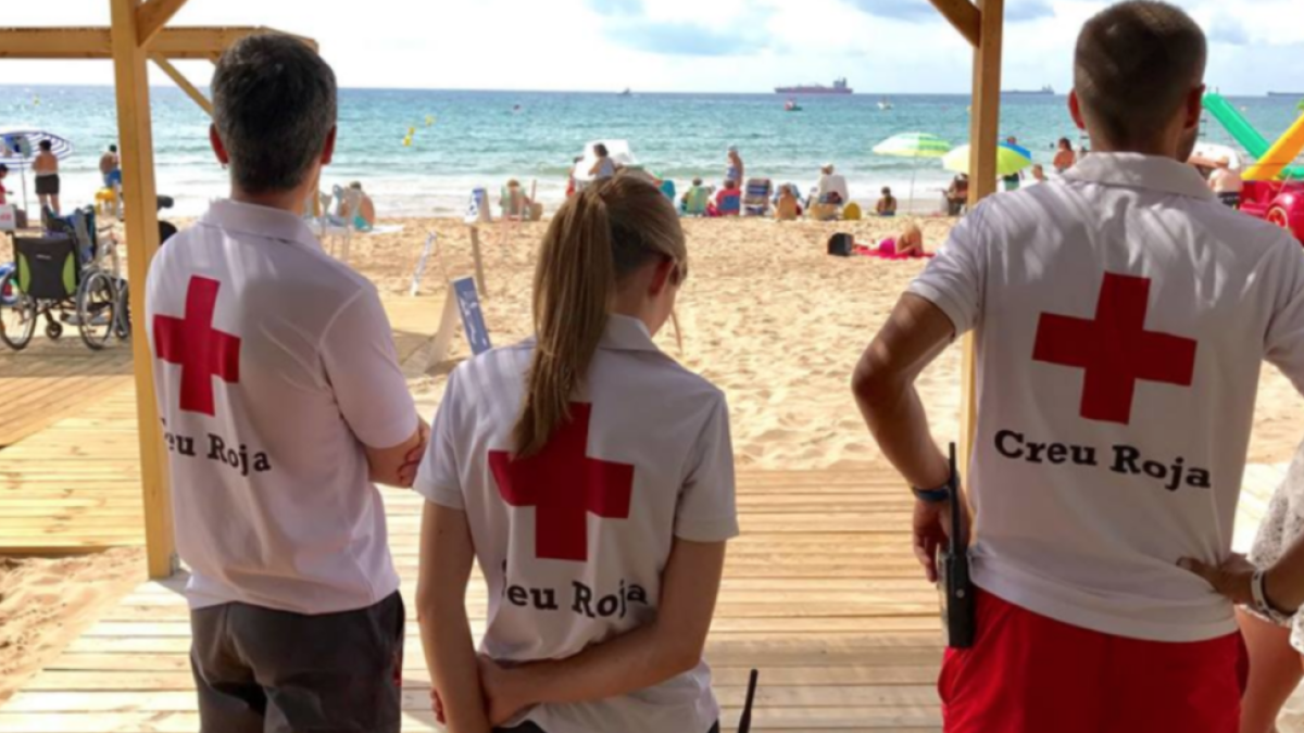 Una llanxa de la Creu Roja ha rescatat els cinc menors i els ha portat fins a la sorra de la platja de l'Arrabassada.