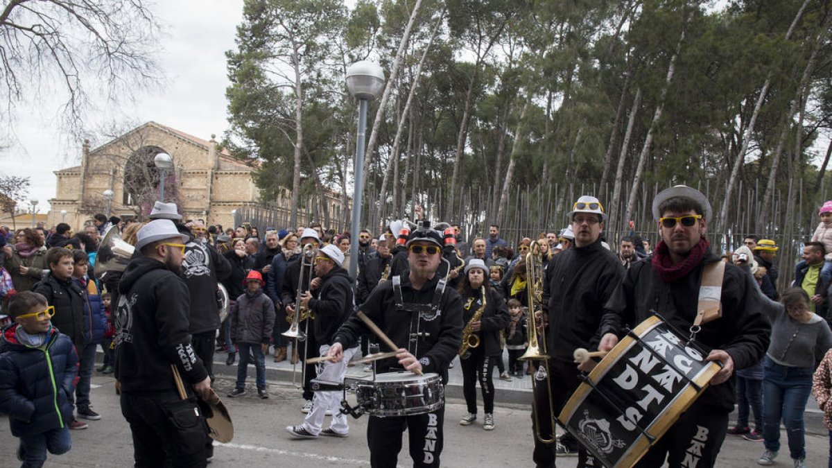 Imatge de la Txaranga Band Tocats que amenitzarà el Cercabirra.