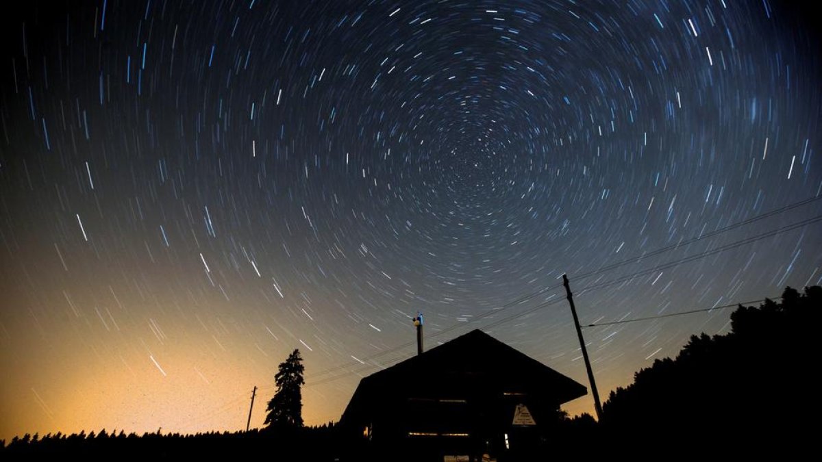 Imagen de la lluvia de estrellas desde Saint-Cergue, Suiza.