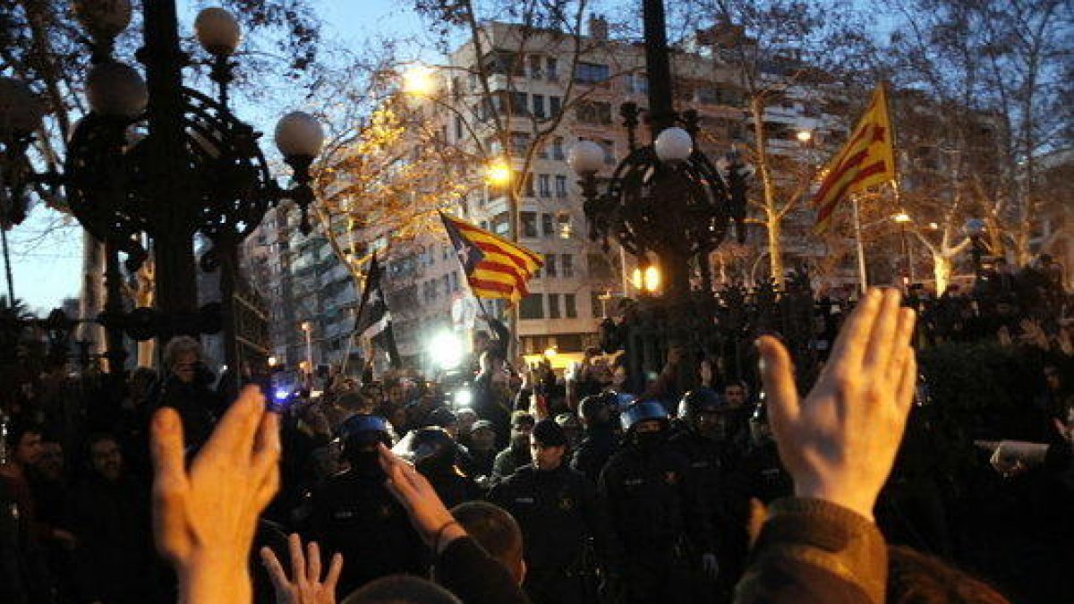 Imatge de manifestants encarant-se amb els mossos aquest 30 de gener de 2018 al Parc de la Ciutadella.