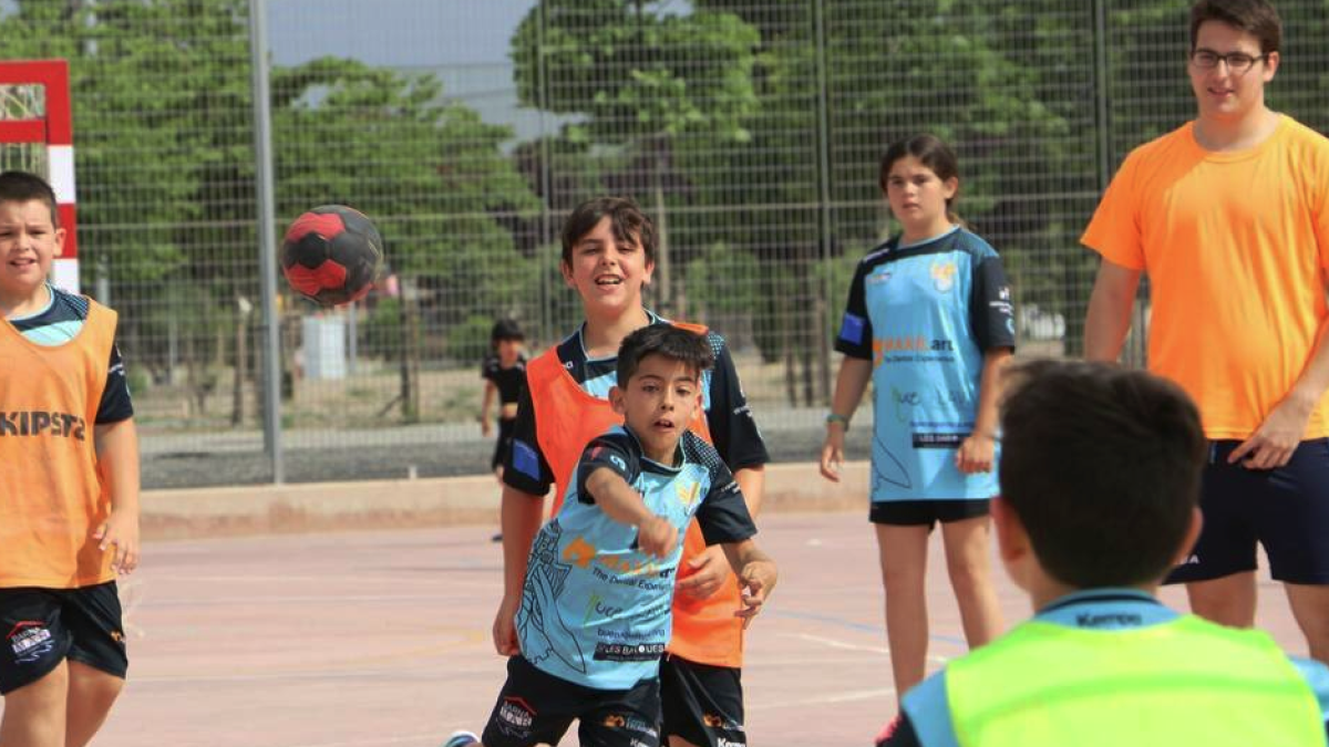 Imagen de archivo de niños jugando a balonmano.