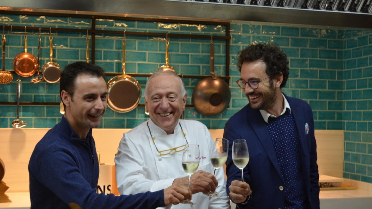 Eduard Xatruch, Carles Gaig y Pere Segura, presidente del Patronato de Turismo de Vila-seca, ayer durante la presentación.