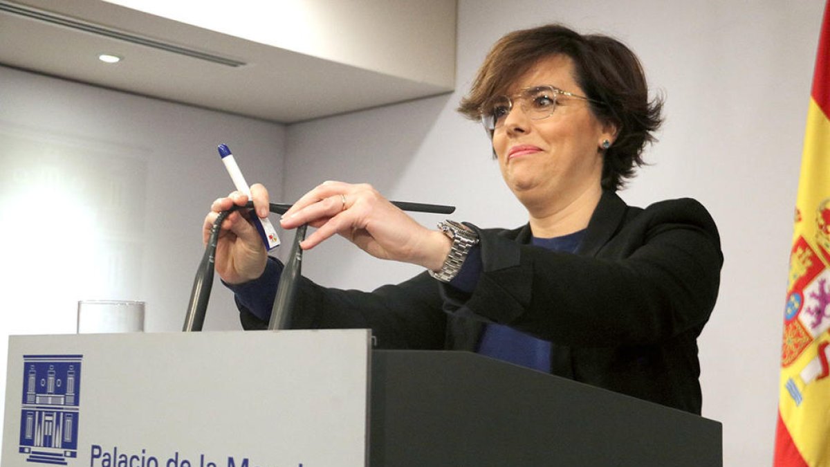 La vicepresidenta del gobierno español, Soraya Sáenz de Santamaría, anunciando que inician los trámites para impugnar la candidatura de Puigdemont.