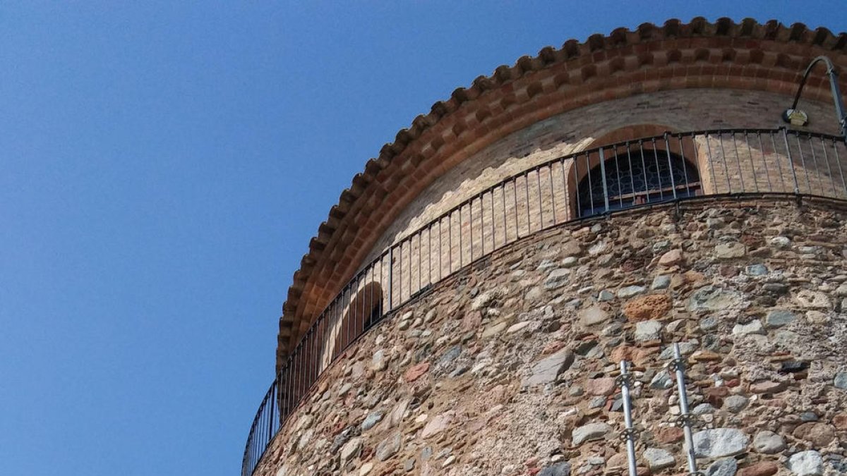 La Torre del Puerto estará rodeada con un andamio mientras duren le sobres.