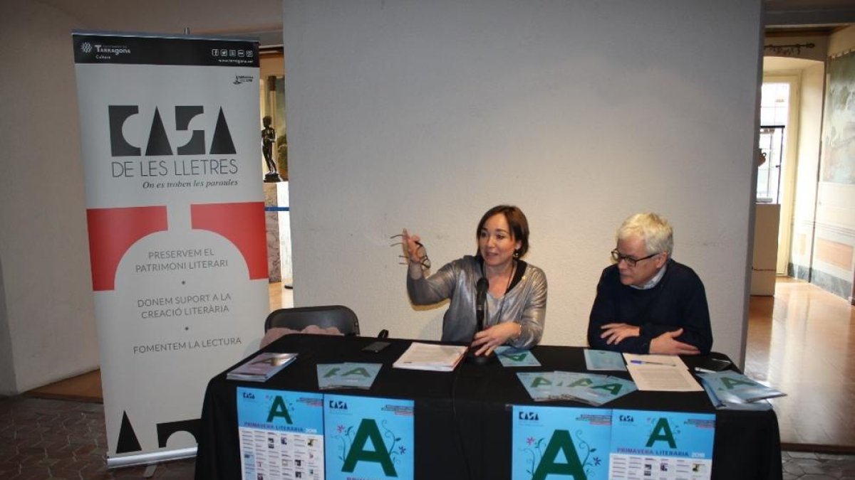 La consellera de Cultura, Begoña Floria, i el director de la Casa de les Lletres, Joan Cavallé en la presentació del programa.