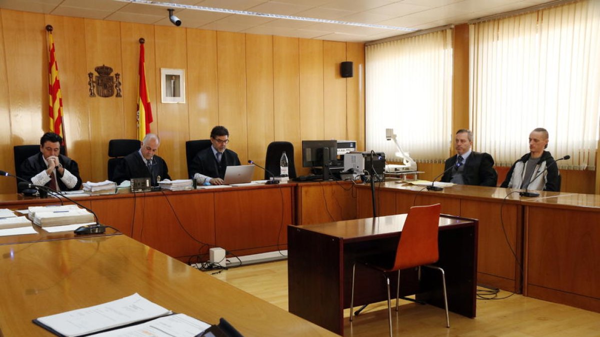 La sala de vistes de l'Audiència de Tarragona en l'inici del judici per l'assassinat de la jove Meritxell Vall amb l'acusat, Stanislav R., assegut al fons a la dreta.